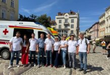 У Львові велоконвой з Німеччини передав Україні 14 автомобілів швидкої медичної допомоги
