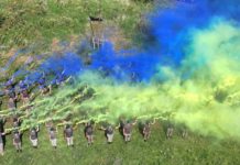 У Львові на горі прикордонники створили живий прапор