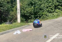 Львів’янин поставив люльку з немовлям на дах авто, рушив, вона впала й він цього не помітив