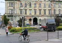 Фасад театру Заньковецької відновлюватимуть за кошти від розміщення реклами на цьому театрі