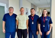 У Львові лікарі здійснили унікальну операцію через прокол в судині