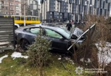 У Львові зіткнулися Tesla та Toyota: троє людей потрапили до лікарні