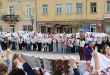 На Львівщині встановили національний рекорд: понад 1700 вишитих рушників на одній локації